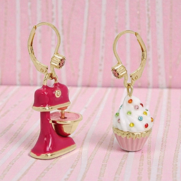 NEW Betsey Johnson Gold Tone Mixer & Cupcake Mismatch Drop Earrings Pink Color - Picture 3 of 7